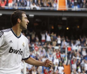 开云官方app入口-当伦敦蓝桥阻击中东金元，诺坎普新王已在国家德比加冕—足球世界的权力更迭之夜